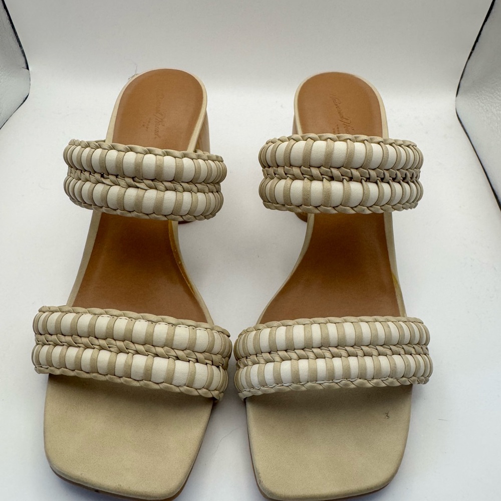 Universal Thread Cream and Tan Sandals